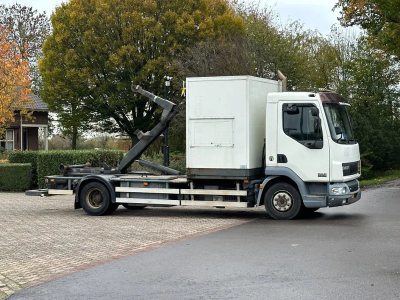DAF LF 45 180!! HAAKARM/CONTAINER!!MOBILE WORKSHOP!! - Horgos rakodó teherautó: 2 kép. DAF LF 45 180!! HAAKARM/CONTAINER!!MOBILE WORKSHOP!! - Horgos rakodó teherautó: 2 kép.