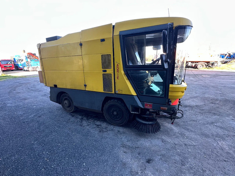Ravo 530 VEEGMACHINE/SWEEPER!! - Utcaseprő gép: 5 kép. Ravo 530 VEEGMACHINE/SWEEPER!! - Utcaseprő gép: 5 kép.