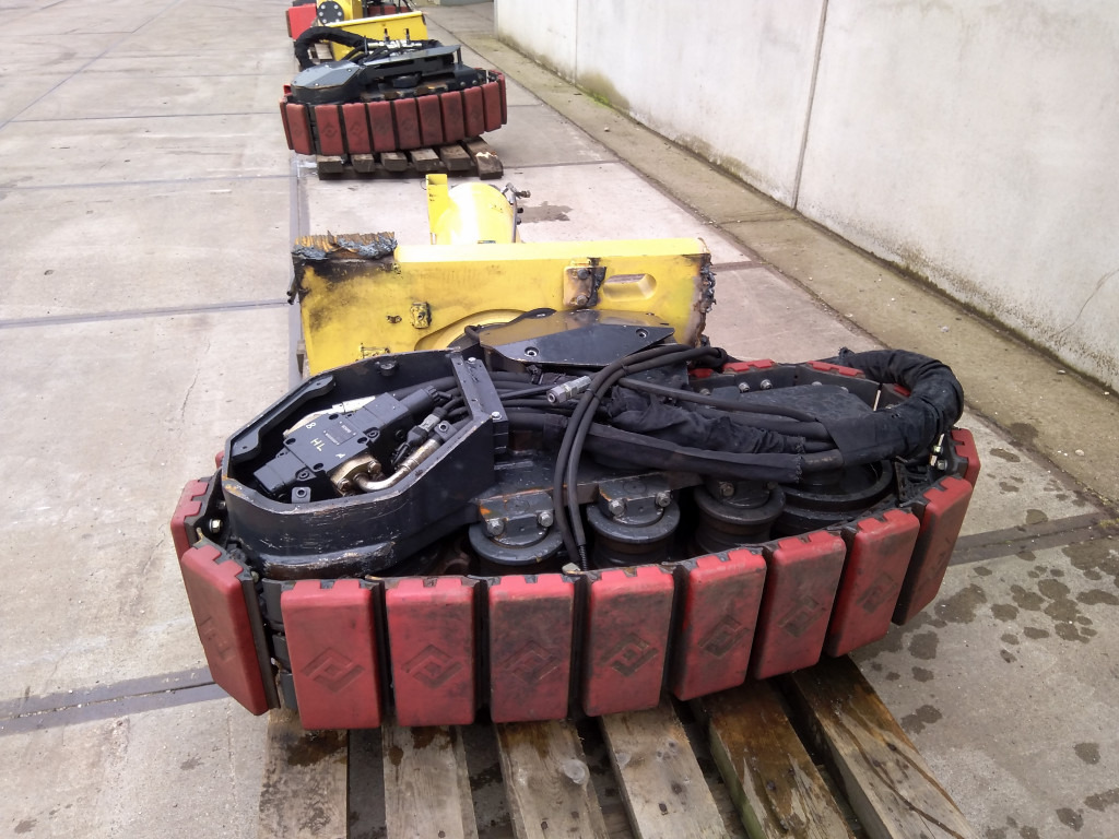 Bomag BM1000-35 - - Járószerkezet alkatrészek - Építőipari gépek: 2 kép. Bomag BM1000-35 - - Járószerkezet alkatrészek - Építőipari gépek: 2 kép.