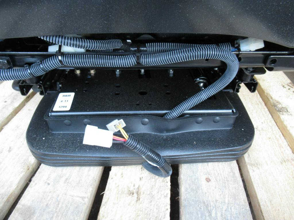 CNH 737328993 - - Ülés - Építőipari gépek: 3 kép. CNH 737328993 - - Ülés - Építőipari gépek: 3 kép.