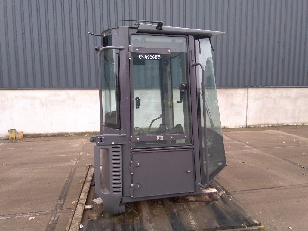 Case 84483623 - 84338702 - Fülke - Építőipari gépek: 2 kép. Case 84483623 - 84338702 - Fülke - Építőipari gépek: 2 kép.