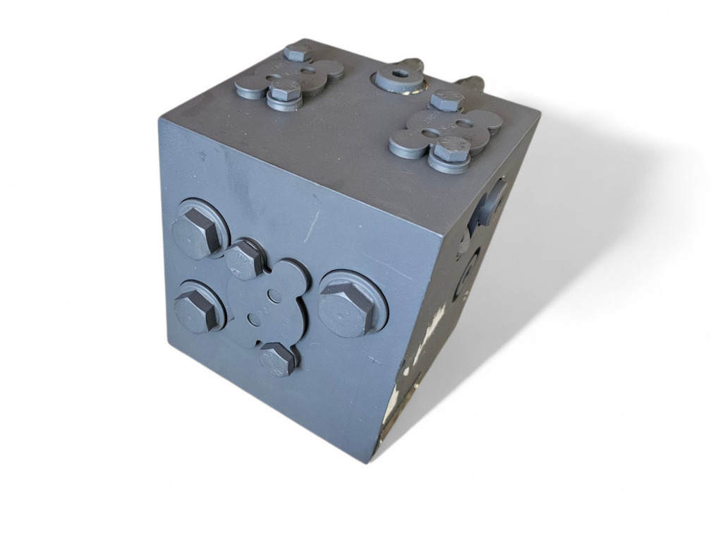 Case ND136679 - Hidraulikus szelep - Építőipari gépek: 3 kép. Case ND136679 - Hidraulikus szelep - Építőipari gépek: 3 kép.