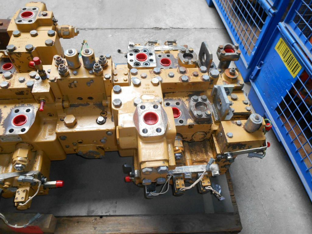 Hidraulikus szelep - Építőipari gépek Caterpillar 1644196: 6 kép. Hidraulikus szelep - Építőipari gépek Caterpillar 1644196: 6 kép.