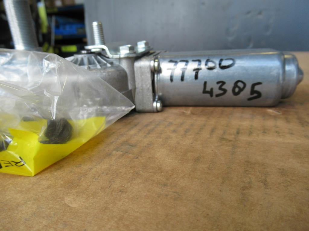 Caterpillar 3305013 - Ablaktörlő - Építőipari gépek: 2 kép. Caterpillar 3305013 - Ablaktörlő - Építőipari gépek: 2 kép.