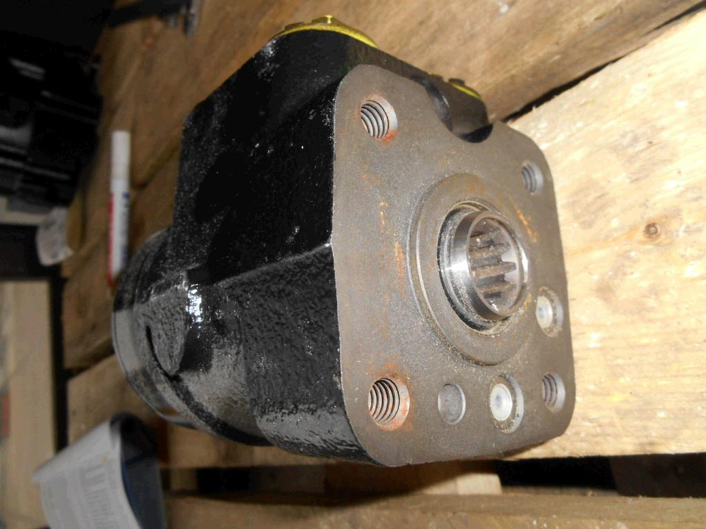 Fiat Hitachi 71484944 - Hidraulikus motor - Építőipari gépek: 2 kép. Fiat Hitachi 71484944 - Hidraulikus motor - Építőipari gépek: 2 kép.