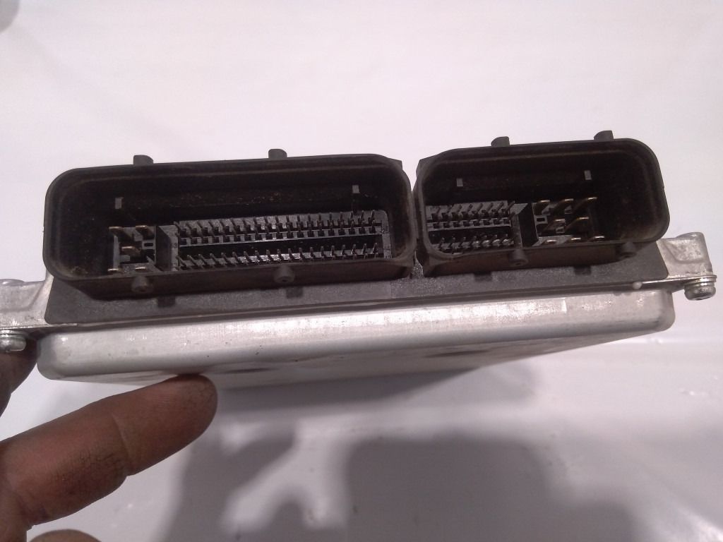Hitachi 8982046851 - ECU - Építőipari gépek: 2 kép. Hitachi 8982046851 - ECU - Építőipari gépek: 2 kép.