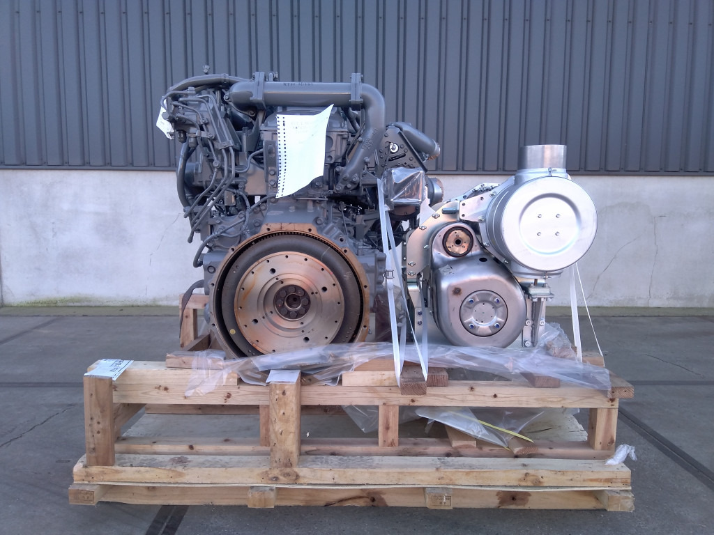 Isuzu 6UZ1XBSS-01 - KTH16132 - Motor - Építőipari gépek: 2 kép. Isuzu 6UZ1XBSS-01 - KTH16132 - Motor - Építőipari gépek: 2 kép.