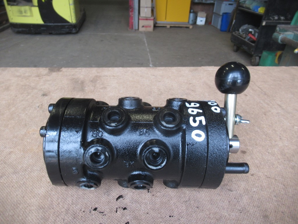 Kawasaki K16AR8-12-A - - Hidraulikus szelep - Építőipari gépek: 3 kép. Kawasaki K16AR8-12-A - - Hidraulikus szelep - Építőipari gépek: 3 kép.