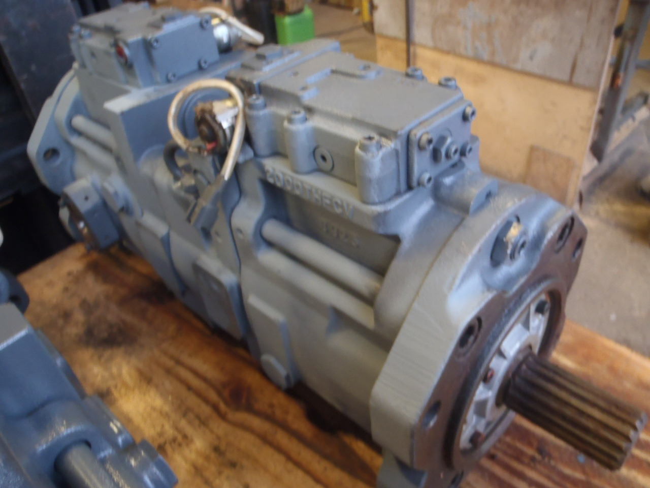 Kawasaki K3V180DTH19TR-OE11 - - Hidraulikus szivattyú - Építőipari gépek: 2 kép. Kawasaki K3V180DTH19TR-OE11 - - Hidraulikus szivattyú - Építőipari gépek: 2 kép.