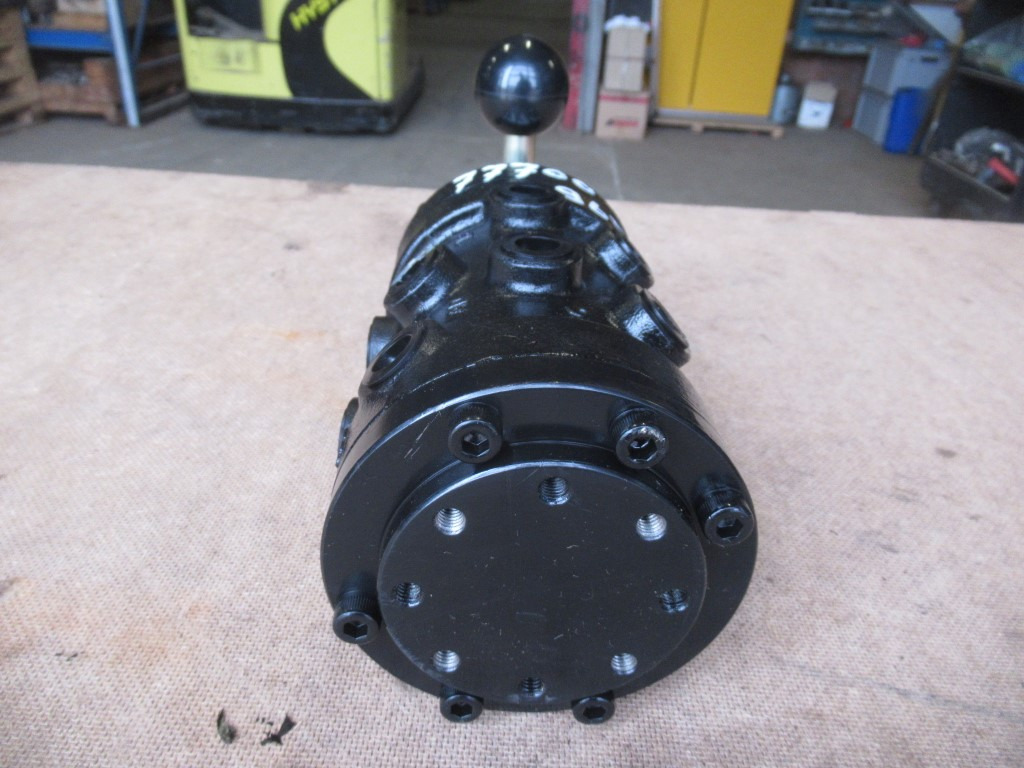 Kobelco 2436U1244R100 - K16AR8-12-A - Hidraulikus szelep - Építőipari gépek: 2 kép. Kobelco 2436U1244R100 - K16AR8-12-A - Hidraulikus szelep - Építőipari gépek: 2 kép.