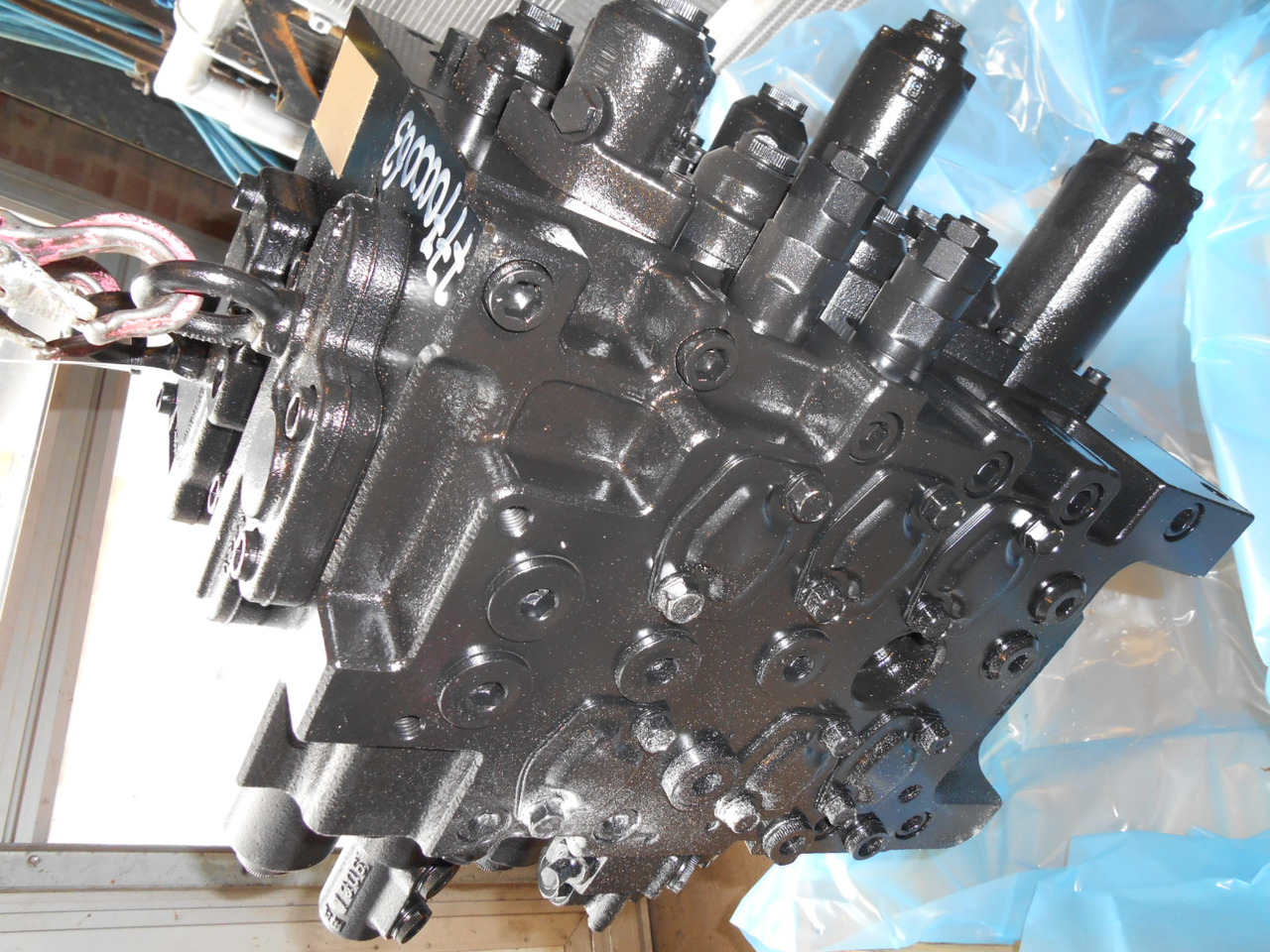 Kobelco YB30V00025F1 - Hidraulikus szelep - Építőipari gépek: 1 kép. Kobelco YB30V00025F1 - Hidraulikus szelep - Építőipari gépek: 1 kép.