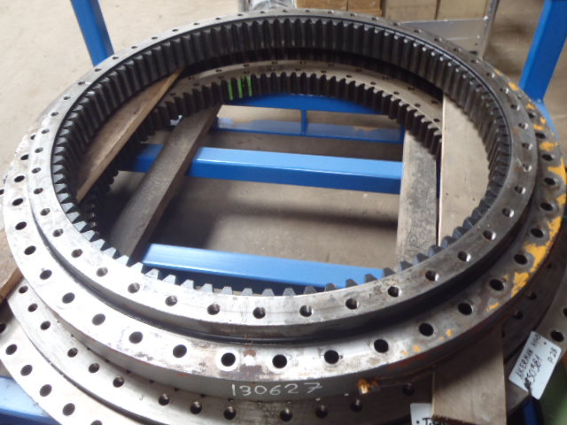 Liebherr 982706001 - Elforduló gyűrű - Építőipari gépek: 1 kép. Liebherr 982706001 - Elforduló gyűrű - Építőipari gépek: 1 kép.