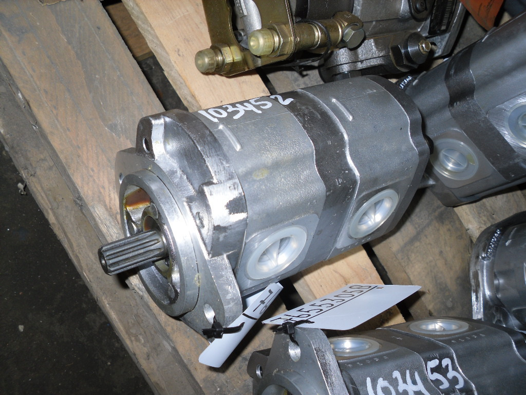 New Holland 157582028 - 76553058 - Szervószivattyú - Építőipari gépek: 2 kép. New Holland 157582028 - 76553058 - Szervószivattyú - Építőipari gépek: 2 kép.