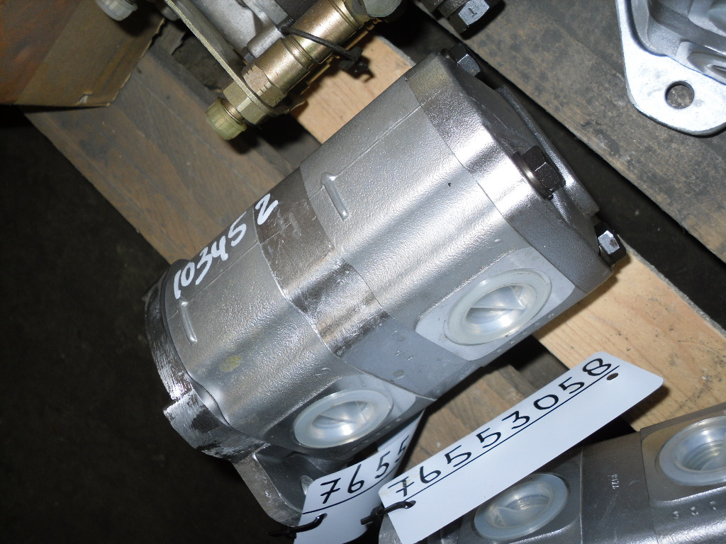 New Holland 157582028 - Szervószivattyú - Építőipari gépek: 1 kép. New Holland 157582028 - Szervószivattyú - Építőipari gépek: 1 kép.