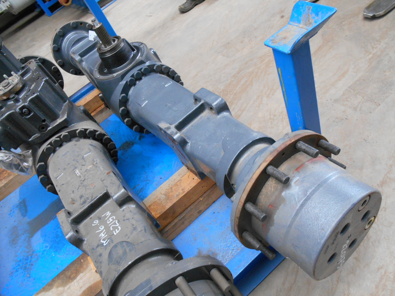 New Holland 2814103 - Hátsó tengely - Építőipari gépek: 1 kép. New Holland 2814103 - Hátsó tengely - Építőipari gépek: 1 kép.