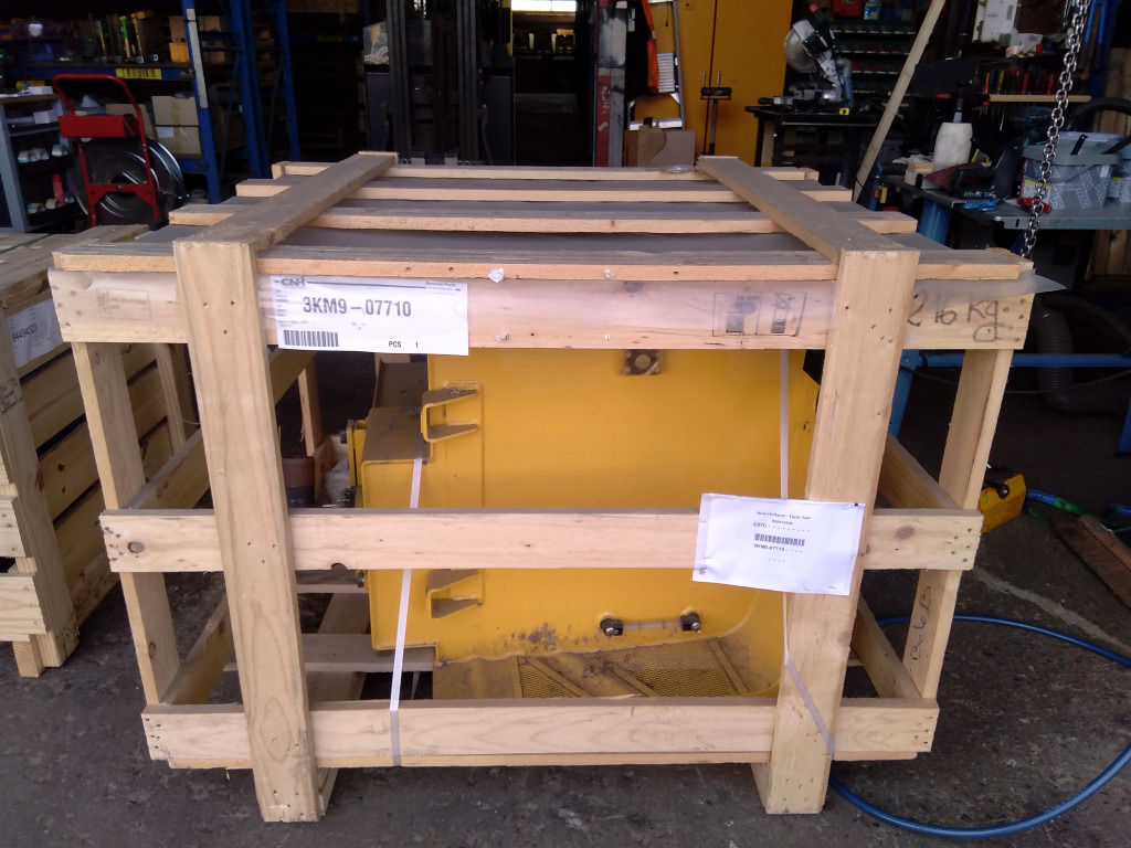 New Holland 3KM9-07710 - Üzemanyag tartály - Építőipari gépek: 2 kép. New Holland 3KM9-07710 - Üzemanyag tartály - Építőipari gépek: 2 kép.