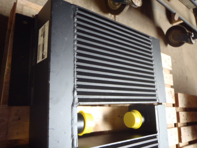 New Holland 6914286 - Köztes hűtő - Építőipari gépek: 2 kép. New Holland 6914286 - Köztes hűtő - Építőipari gépek: 2 kép.