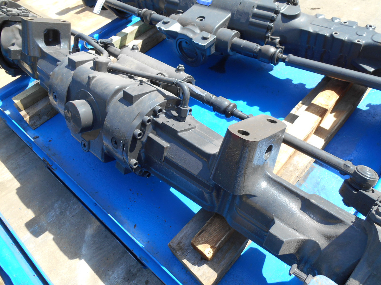 New Holland 87674866 - 87392731 - Hátsó tengely - Építőipari gépek: 2 kép. New Holland 87674866 - 87392731 - Hátsó tengely - Építőipari gépek: 2 kép.