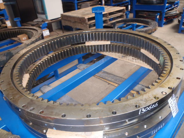 New Holland BER140100 - 4302070 - Elforduló gyűrű - Építőipari gépek: 1 kép. New Holland BER140100 - 4302070 - Elforduló gyűrű - Építőipari gépek: 1 kép.