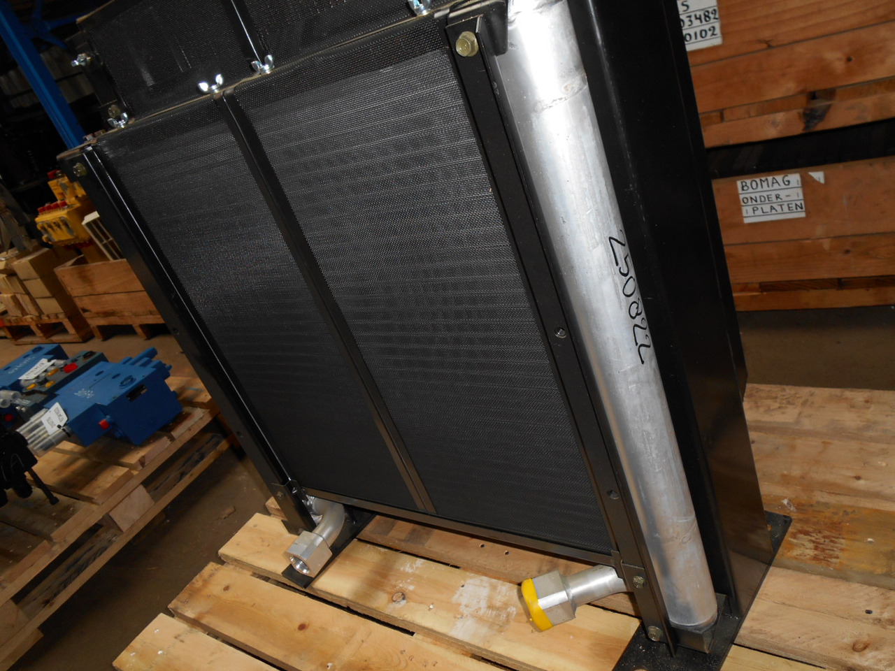 New Holland YY05P00004S010 - Olajhűtő - Építőipari gépek: 2 kép. New Holland YY05P00004S010 - Olajhűtő - Építőipari gépek: 2 kép.