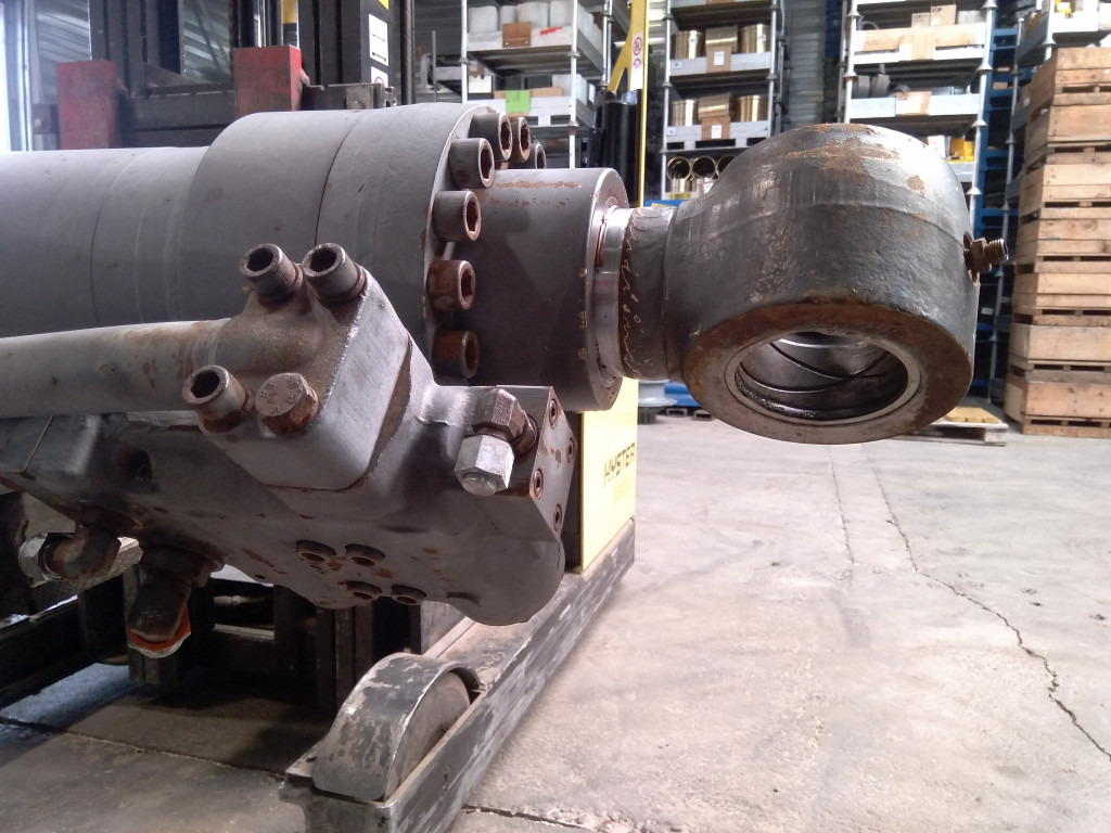 Volvo SA114604990 - SA114607450 - Hidraulikus henger - Építőipari gépek: 2 kép. Volvo SA114604990 - SA114607450 - Hidraulikus henger - Építőipari gépek: 2 kép.