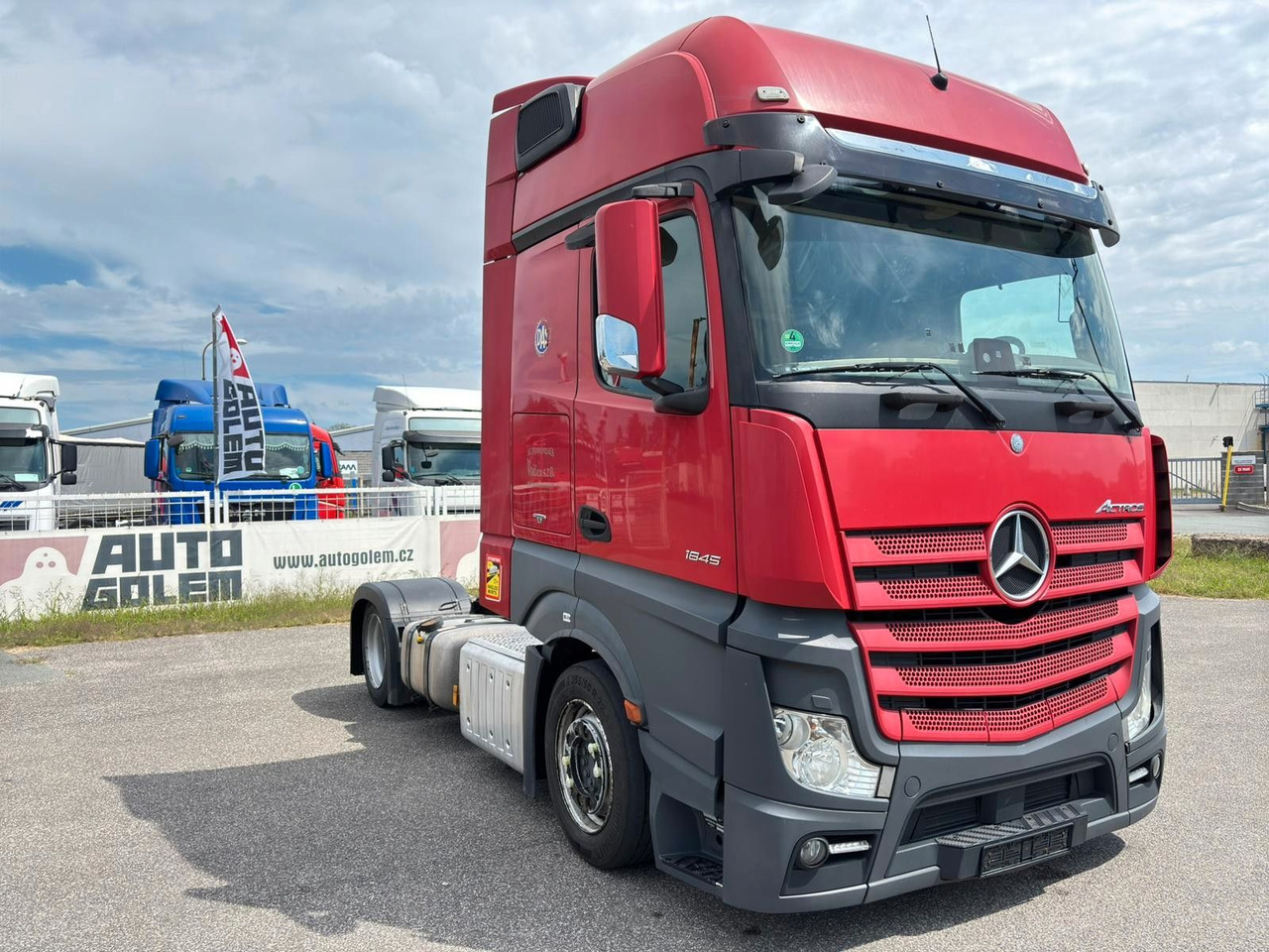 Mercedes-Benz Actros 1845 - Nyergesvontató: 2 kép. Mercedes-Benz Actros 1845 - Nyergesvontató: 2 kép.
