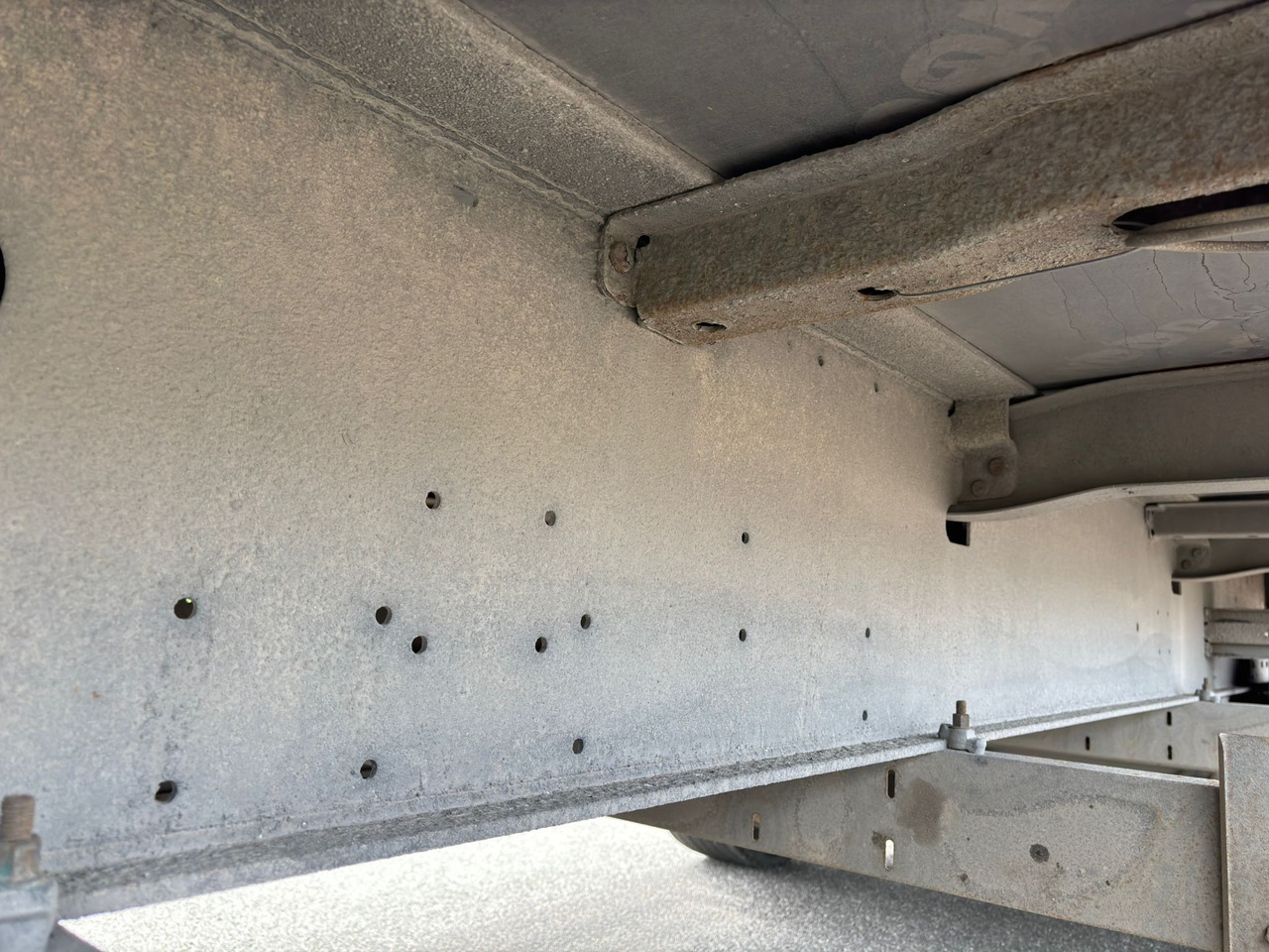 Ponyvás félpótkocsi SCHMITZ SCS 24/L: 8 kép. Ponyvás félpótkocsi SCHMITZ SCS 24/L: 8 kép.