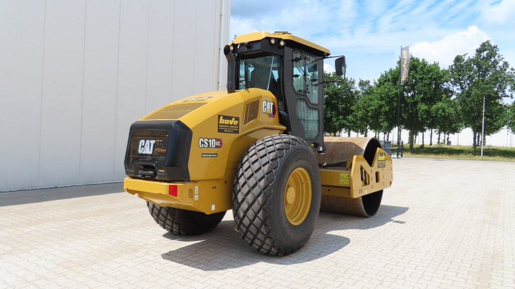 Caterpillar CS10GC - Talajtömörítő: 2 kép. Caterpillar CS10GC - Talajtömörítő: 2 kép.