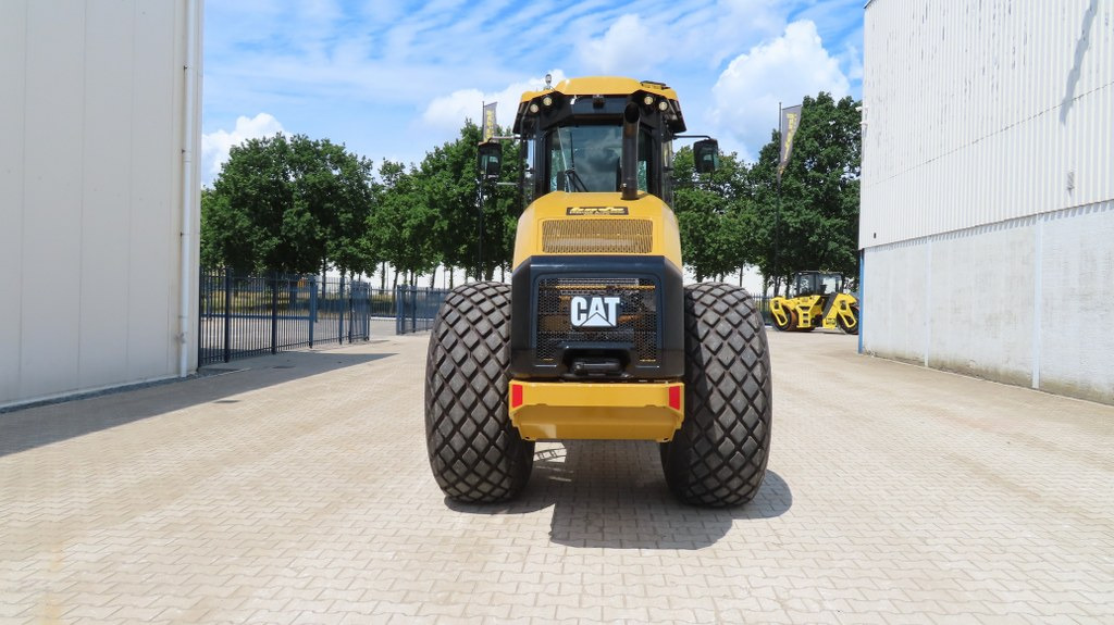 Caterpillar CS10GC - Talajtömörítő: 3 kép. Caterpillar CS10GC - Talajtömörítő: 3 kép.