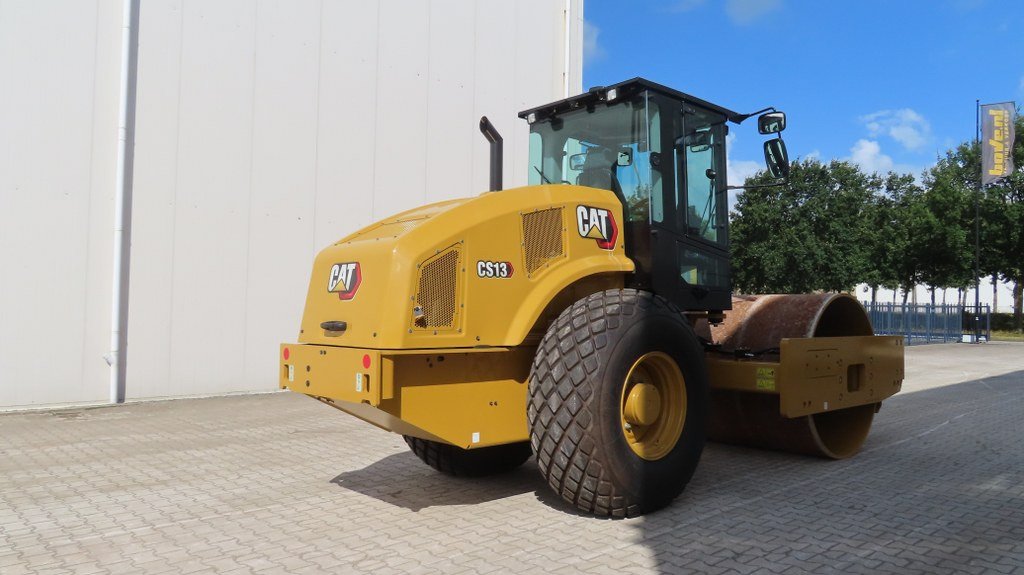Caterpillar CS13 - Talajtömörítő: 2 kép. Caterpillar CS13 - Talajtömörítő: 2 kép.