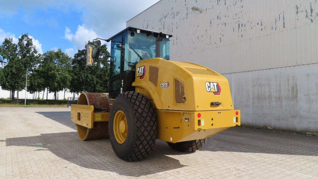 Caterpillar CS66B - Talajtömörítő: 4 kép. Caterpillar CS66B - Talajtömörítő: 4 kép.