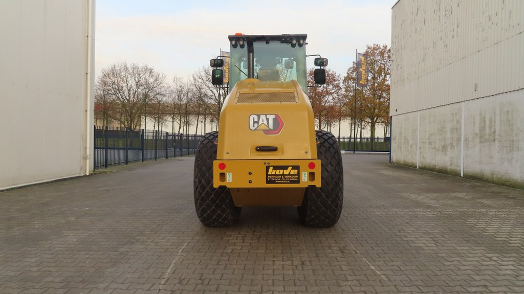 Caterpilllar CS68B - Talajtömörítő: 3 kép. Caterpilllar CS68B - Talajtömörítő: 3 kép.