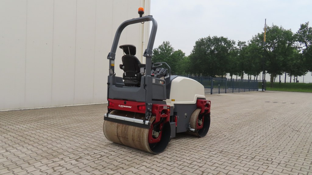 Dynapac CC1200 VI - Úthenger: 2 kép. Dynapac CC1200 VI - Úthenger: 2 kép.