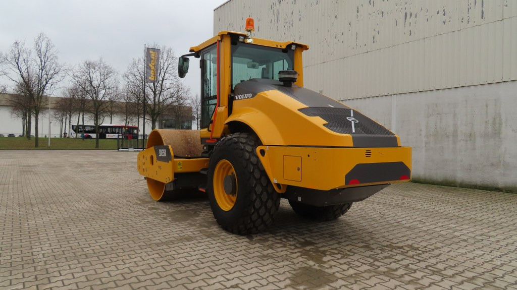 Volvo SD 135 B - Talajtömörítő: 4 kép. Volvo SD 135 B - Talajtömörítő: 4 kép.