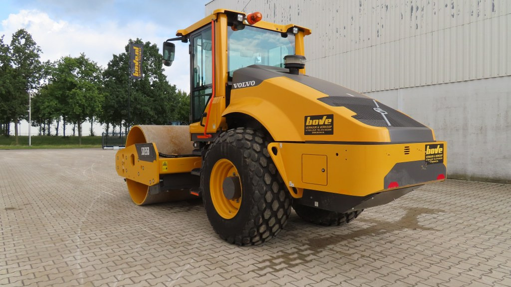 Volvo SD 135 B - Talajtömörítő: 4 kép. Volvo SD 135 B - Talajtömörítő: 4 kép.