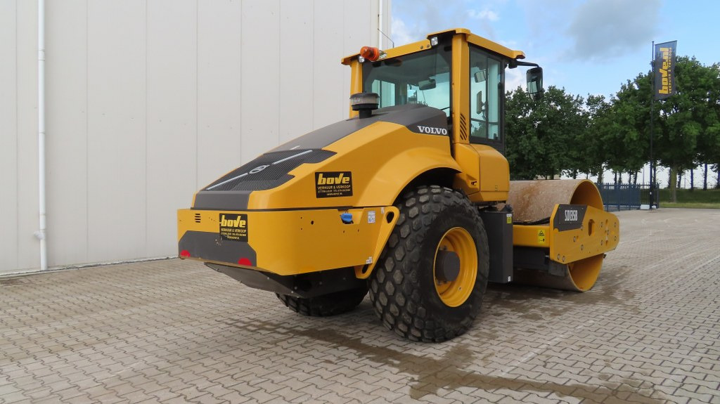 Volvo SD 135 B - Talajtömörítő: 2 kép. Volvo SD 135 B - Talajtömörítő: 2 kép.