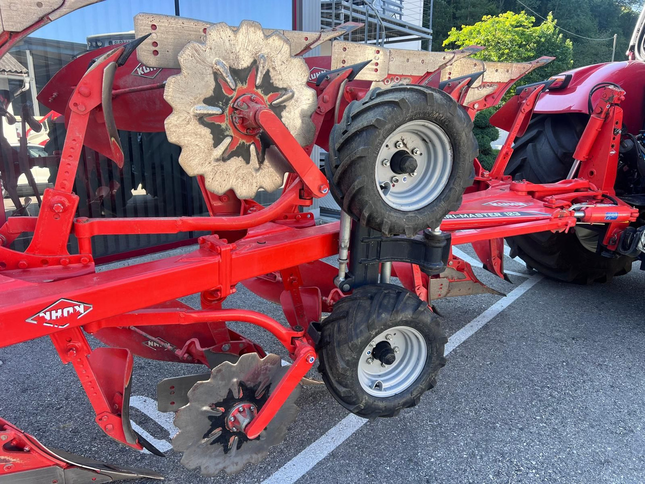 Kuhn Varimaster 123 - Eke: 5 kép. Kuhn Varimaster 123 - Eke: 5 kép.