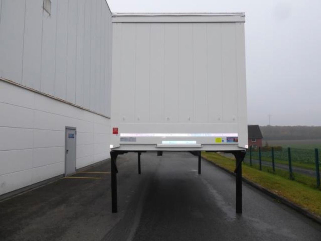 Krone Heck mit Portaltüren - Ponyvás felépítmény: 3 kép. Krone Heck mit Portaltüren - Ponyvás felépítmény: 3 kép.