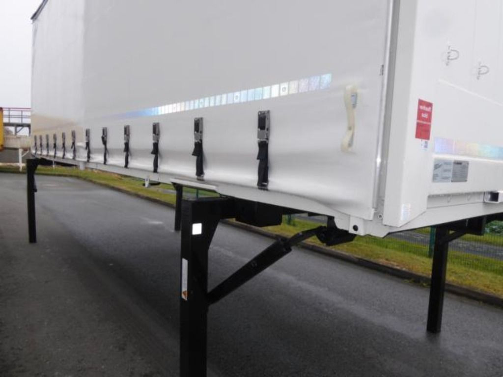 Krone Heck mit Portaltüren - Ponyvás felépítmény: 2 kép. Krone Heck mit Portaltüren - Ponyvás felépítmény: 2 kép.