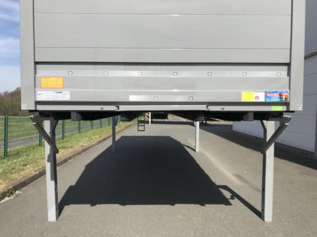 Krone Heck mit Portaltüren - Ponyvás felépítmény: 3 kép. Krone Heck mit Portaltüren - Ponyvás felépítmény: 3 kép.