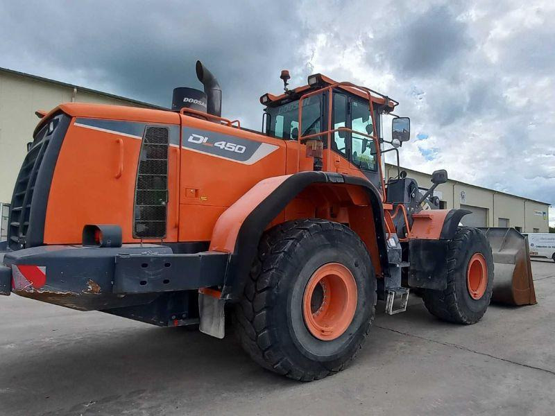 Doosan 450 - Gumikerekes homlokrakodó: 2 kép. Doosan 450 - Gumikerekes homlokrakodó: 2 kép.