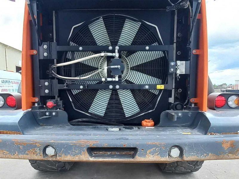 Doosan 450 - Gumikerekes homlokrakodó: 3 kép. Doosan 450 - Gumikerekes homlokrakodó: 3 kép.