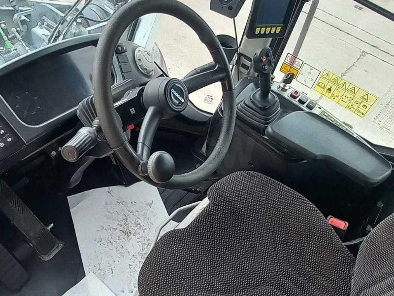 Doosan 450 - Gumikerekes homlokrakodó: 5 kép. Doosan 450 - Gumikerekes homlokrakodó: 5 kép.