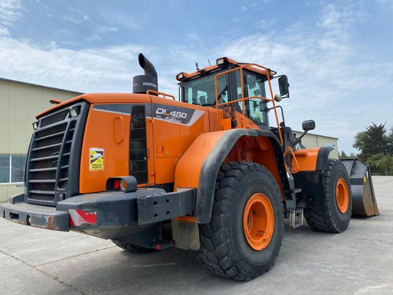 Doosan DL450 - Gumikerekes homlokrakodó: 4 kép. Doosan DL450 - Gumikerekes homlokrakodó: 4 kép.