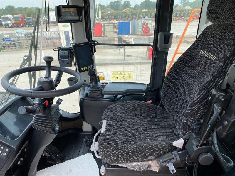 Doosan DL450 - Gumikerekes homlokrakodó: 5 kép. Doosan DL450 - Gumikerekes homlokrakodó: 5 kép.