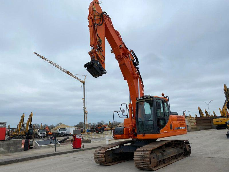 Doosan DX 225 LC - Lánctalpas kotró: 1 kép. Doosan DX 225 LC - Lánctalpas kotró: 1 kép.