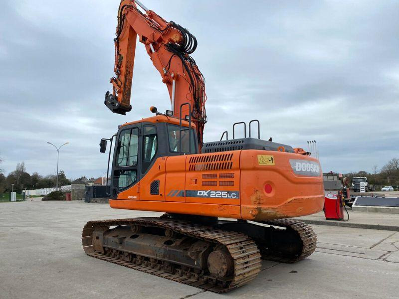 Doosan DX 225 LC - Lánctalpas kotró: 3 kép. Doosan DX 225 LC - Lánctalpas kotró: 3 kép.