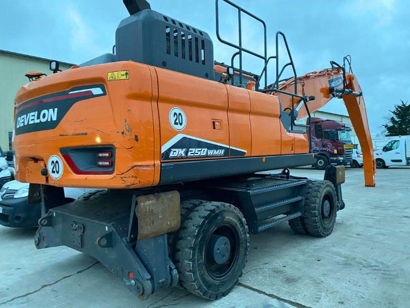 Doosan DX 250 W - Gumikerekes kotró: 3 kép. Doosan DX 250 W - Gumikerekes kotró: 3 kép.