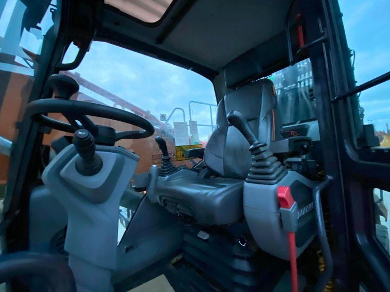 Doosan DX 250 W - Gumikerekes kotró: 5 kép. Doosan DX 250 W - Gumikerekes kotró: 5 kép.