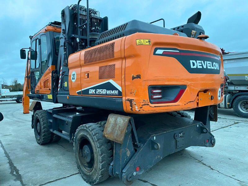Doosan DX 250 W - Gumikerekes kotró: 2 kép. Doosan DX 250 W - Gumikerekes kotró: 2 kép.